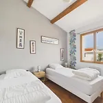 Maison Pour 8 Avec Jardin, Centre St-gilles *