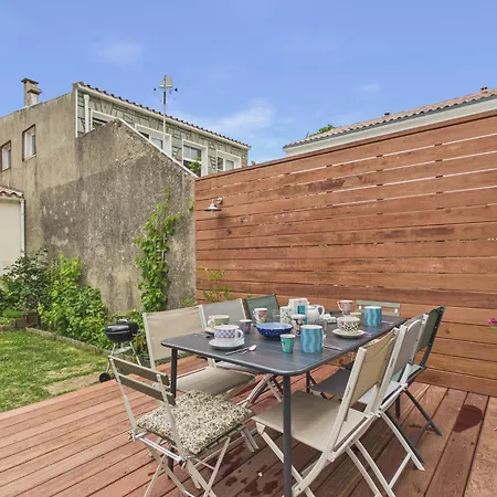 Maison Pour 8 Avec Jardin, Centre St-gilles *